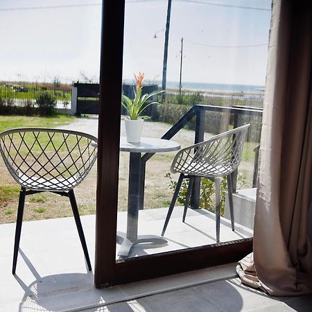 Room Nine 9 Beachfront Apartments Nea Kallikrateia Exteriör bild