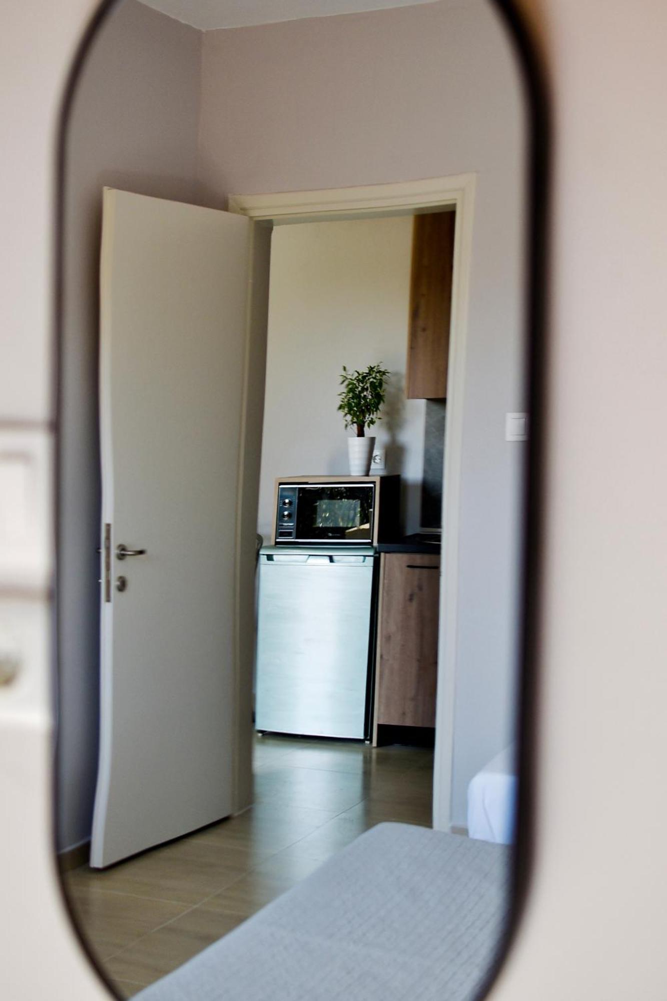 Room Nine 9 Beachfront Apartments Nea Kallikrateia Exteriör bild