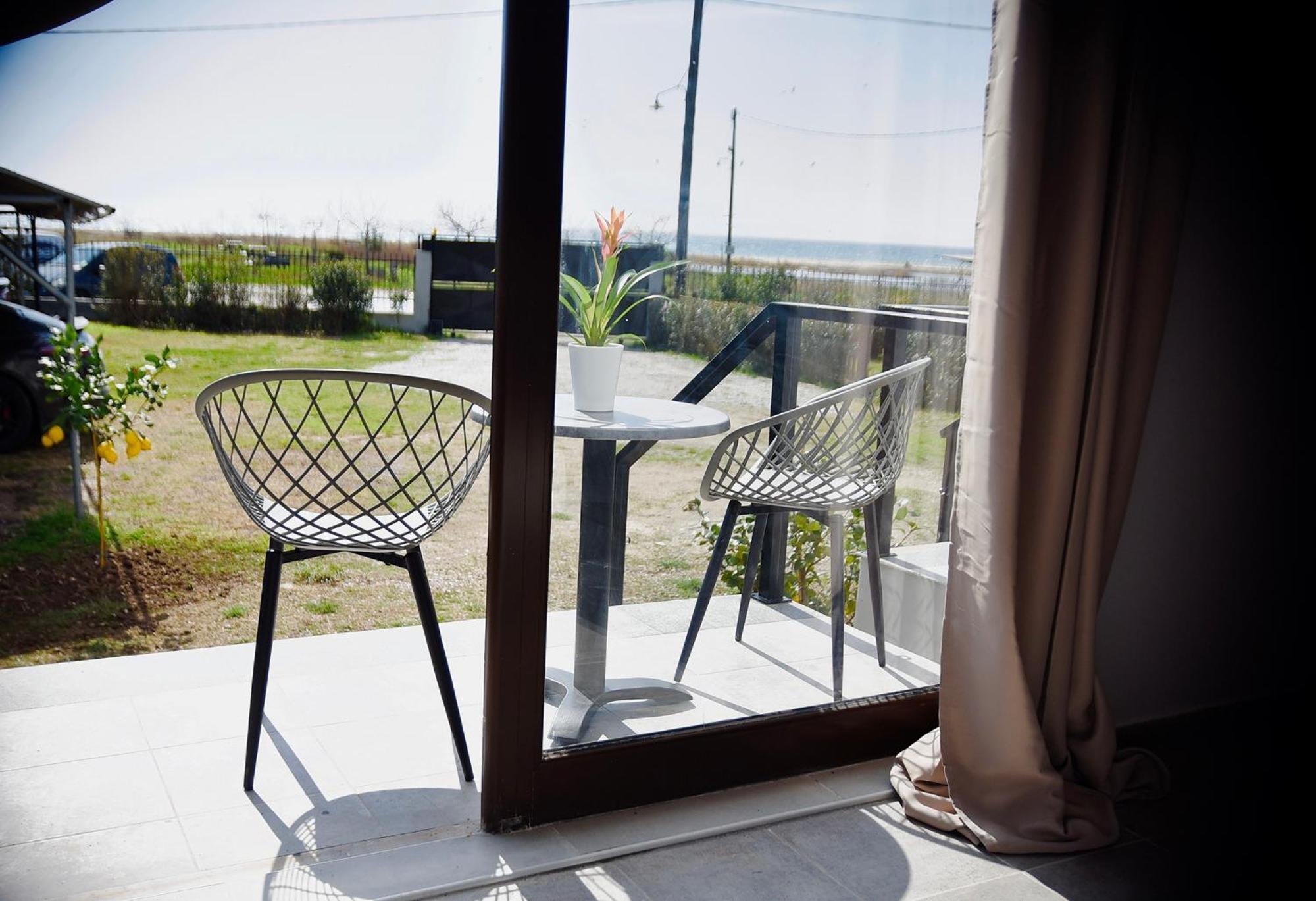 Room Nine 9 Beachfront Apartments Nea Kallikrateia Exteriör bild