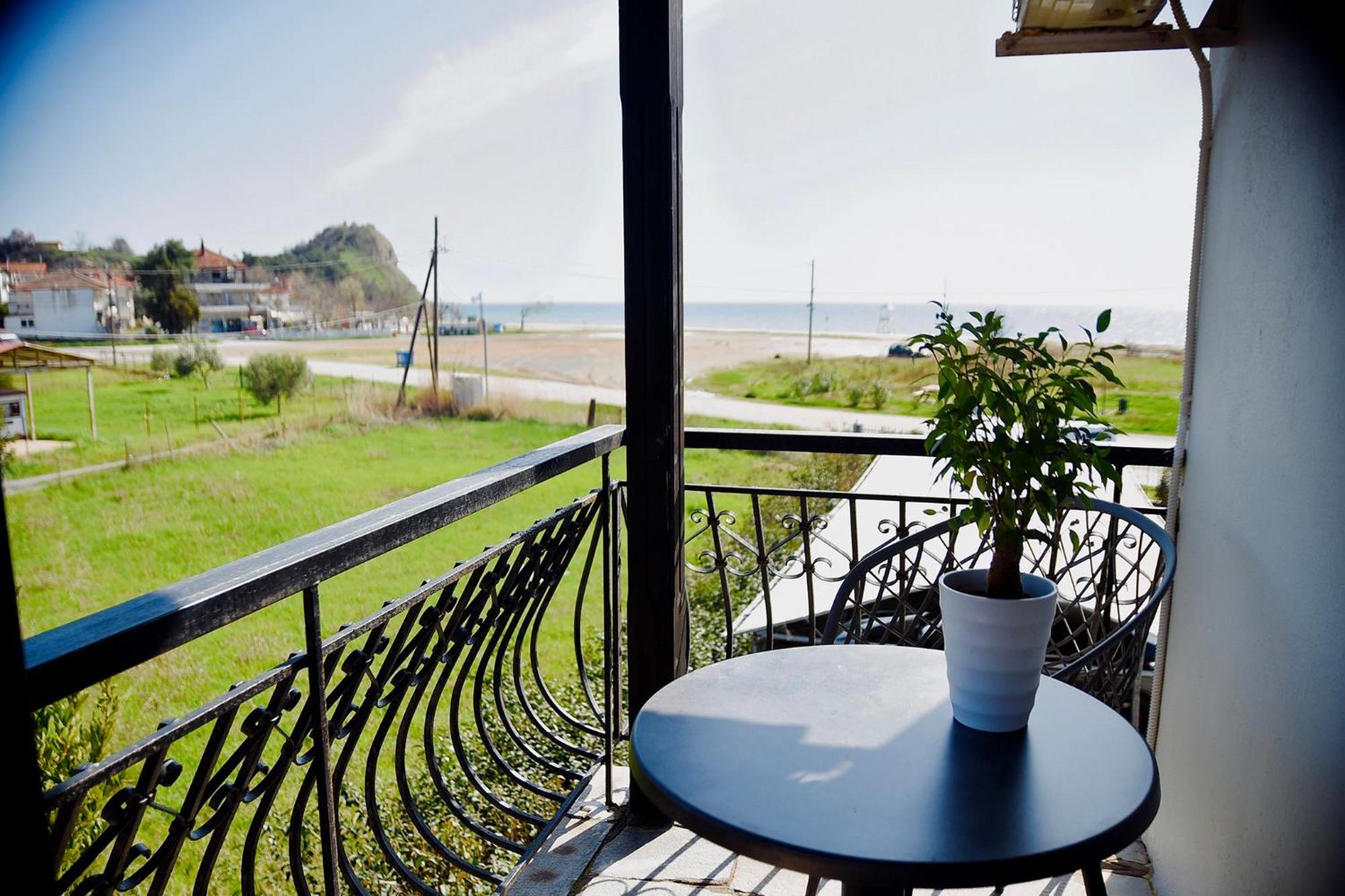Room Nine 9 Beachfront Apartments Nea Kallikrateia Exteriör bild