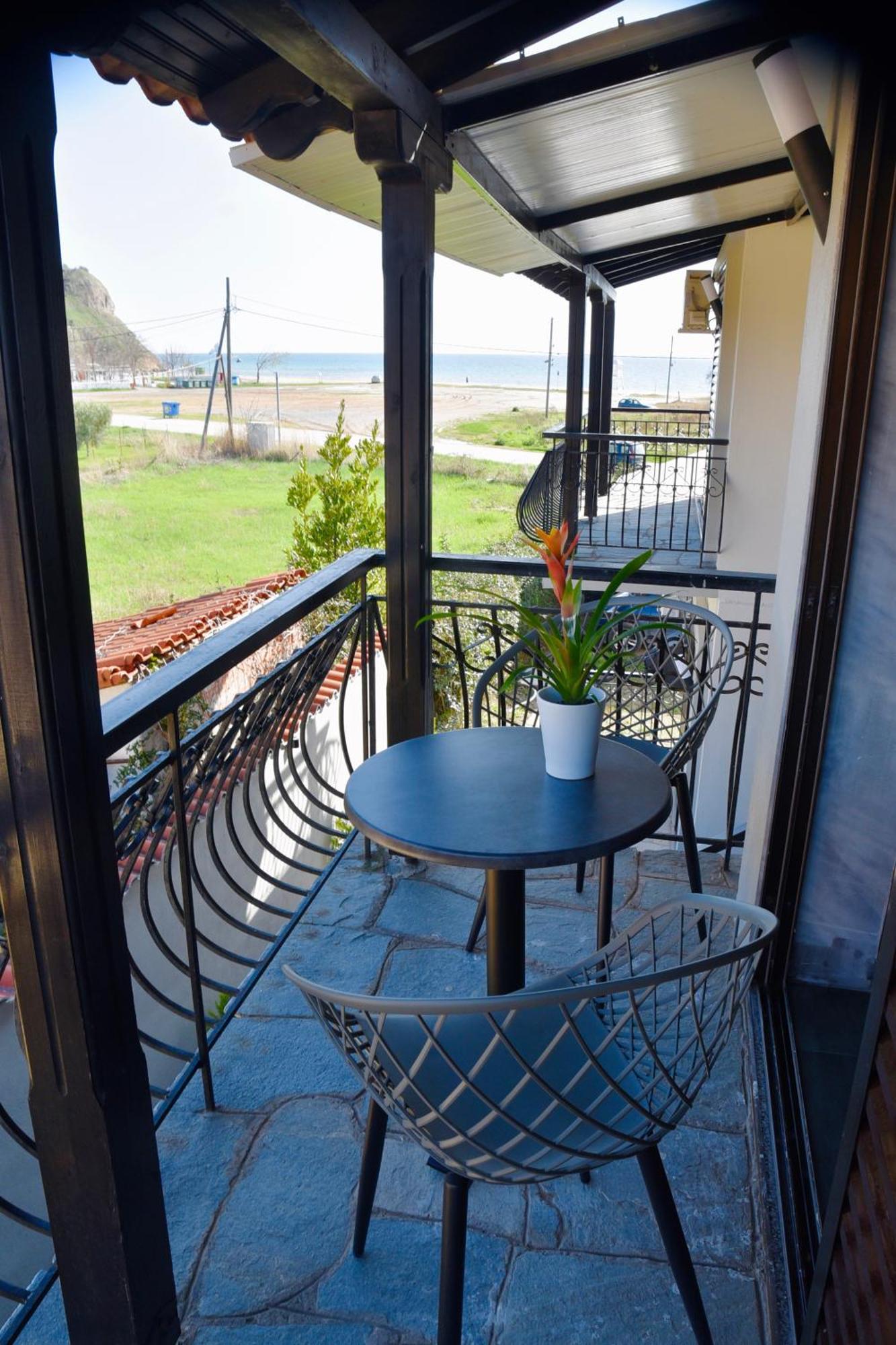 Room Nine 9 Beachfront Apartments Nea Kallikrateia Exteriör bild