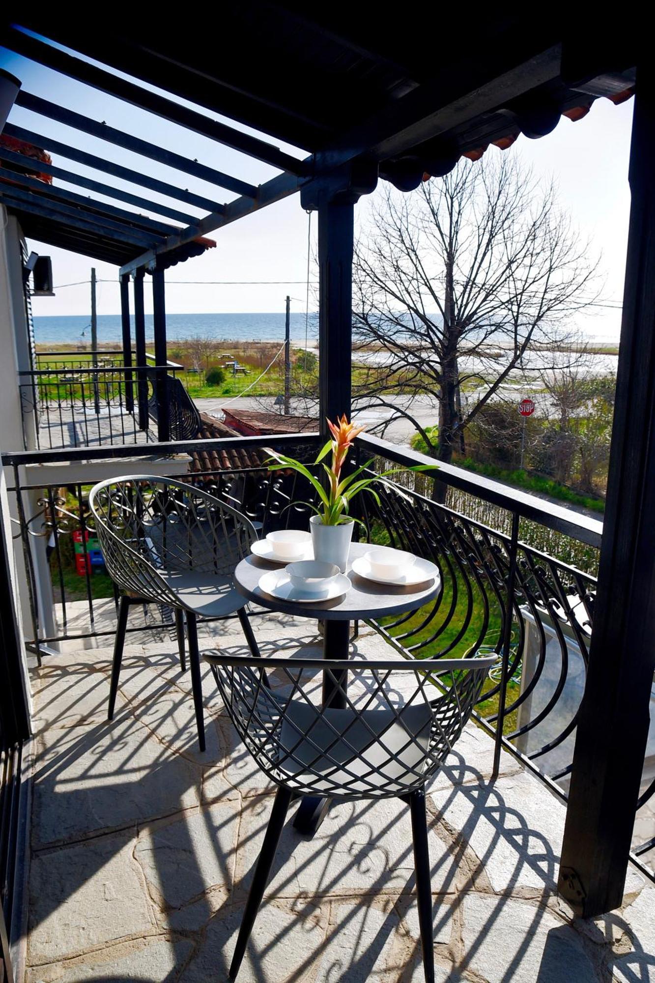 Room Nine 9 Beachfront Apartments Nea Kallikrateia Exteriör bild
