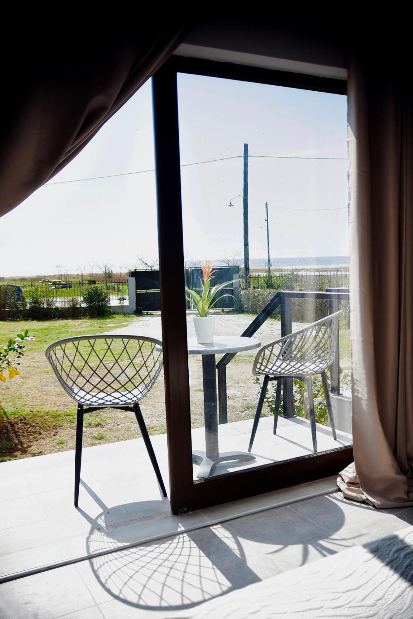 Room Nine 9 Beachfront Apartments Nea Kallikrateia Exteriör bild