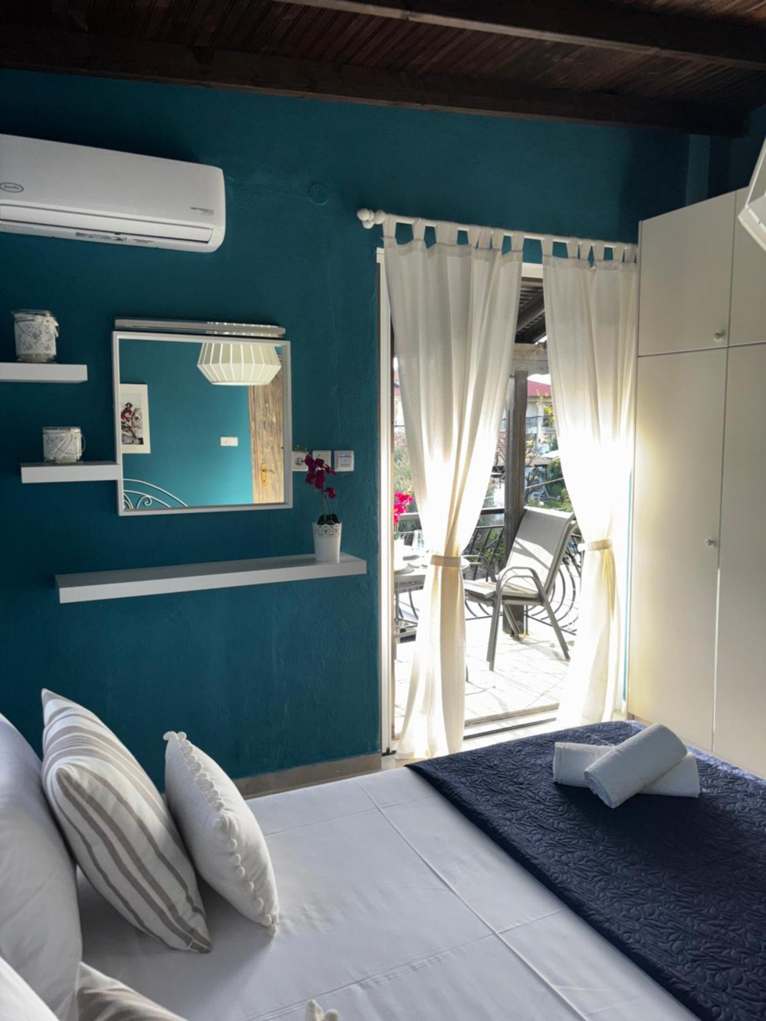 Room Nine 9 Beachfront Apartments Nea Kallikrateia Exteriör bild